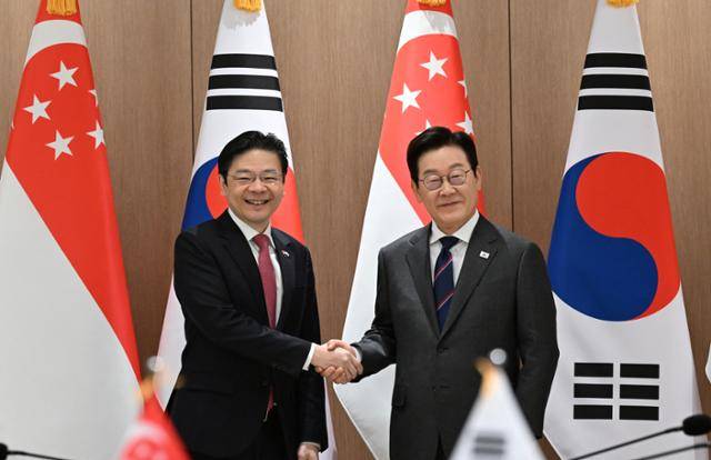 이재명 대통령이 2일 서울 용산 대통령실에서 열린 한-싱가포르 정상회담에서 로런스 웡 싱가포르 총리와 기념사진을 찍고 있다. 왕태석 선임기자