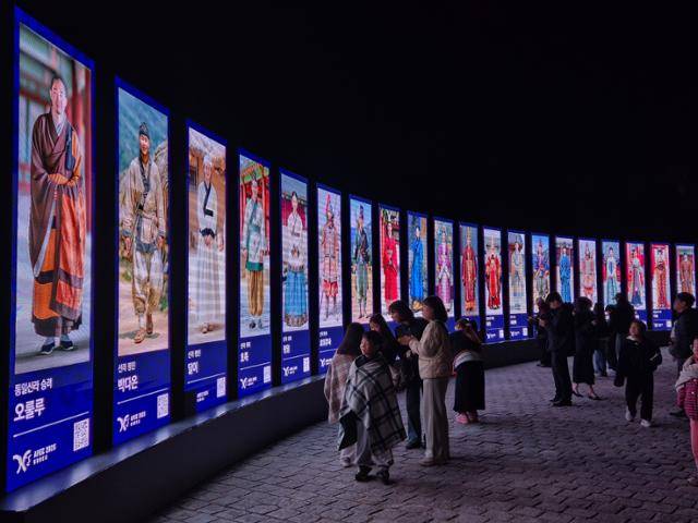 경북 경주시 보문관광단지 호반광장을 찾은 관광객들이 경북도가 마련한 '신라복 QR 인터랙션' 체험을 하고 있다. 경주=김재현 기자