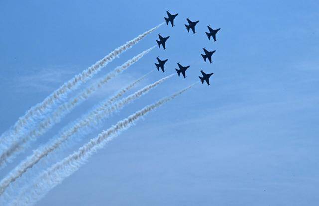 1월 충남 계룡대에서 열린 제77주년 국군의 날 행사에서 블랙이글스 비행이 펼쳐지고 있다. 한국일보 자료사진