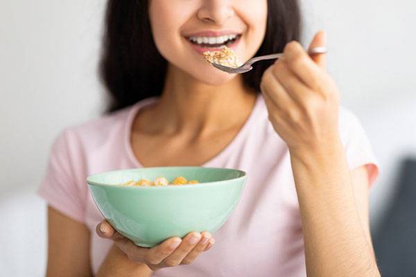 미국의 한 위장병 전문의가 장 건강을 해칠 수 있는 아침 식사 습관 네 가지를 꼽았다./사진=게티이미지뱅크