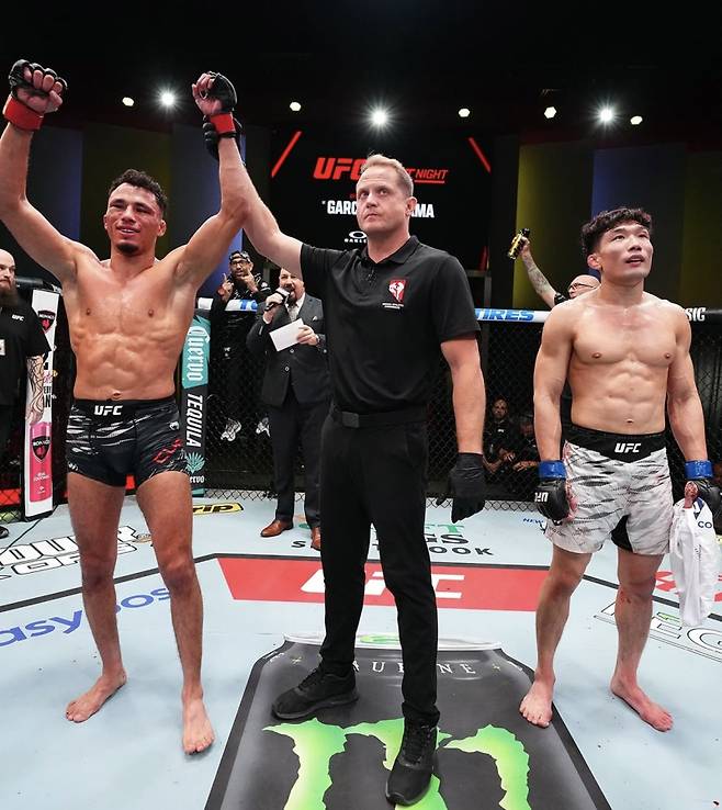 이창호(오른쪽)가 티미 쿠암바에게 졌다. 사진=UFC 코리아 SNS