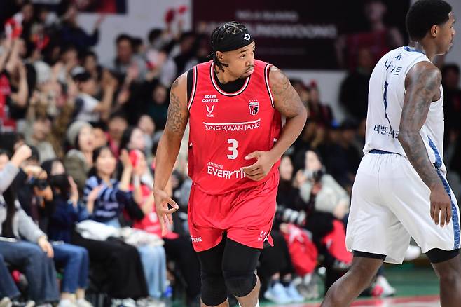 2일 경기도 안양 정관장 아레나에서 열린 2025~26 프로농구 정규리그 고양 소노와의 홈 경기에서 2쿼터 활약으로 팀 승리에 힘을 보탠 브라이스 워싱턴. KBL 제공