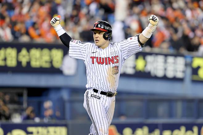 LG 박동원이 지난 27일 잠실구장에서 열린 한화와의 KS 2차전에서 류현진에게 홈런을 터뜨린 뒤 두 팔을 벌려 기뻐하고 있다. 사진=구단 제공&nbsp;