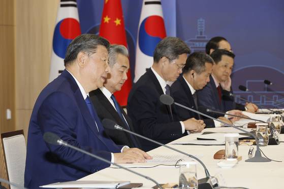 이재명 대통령과 시진핑 중국 국가주석이 1일 경북 경주 국립경주박물관에서 한·중 정상회담을 하고 있다. 전민규 기자