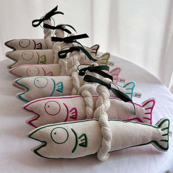 서울DDP스토어에서 판매하는 액막이 북어 키링과 마그네틱. [제공 서울디자인재단]