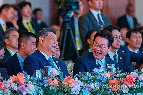 ▲ 이재명 대통령과 시진핑 중국 국가주석이 지난 10월 31일 경북 경주시 라한셀렉트호텔에서 열린 2025 아시아태평양경제협력체(APEC) 정상회의 환영 만찬에서 대화를 나누고 있다. 대통령실 제공