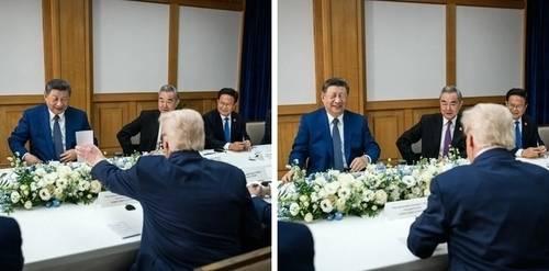 ▲ 도널드 트럼프 미국 대통령이 내민 종이를 보고 시진핑 중국 국가주석이 웃는 모습 [미국 백악관 웹사이트 공개 사진]