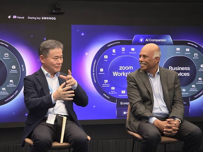 벨차미 샨카르링감 줌 상품·엔지니어링 담당 사장(오른쪽)과 김채곤 한국 지사장이 지난달 30일(현지시간) 미국 캘리포니아주 새너제이 줌 본사에서 취재진과 인터뷰하고 있다. /사진=김인엽 특파원