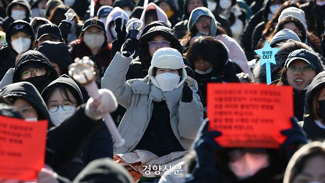 전국농민회총연맹이 트랙터를 몰고 서울 한남동 대통령 관저로 향하다 서울 서초구 남태령 일대에서 가로막혀 밤새 대치한 다음 날인 2024년 12월 22일 시민들이 모여 집회를 하고 있다. 정효진 기자