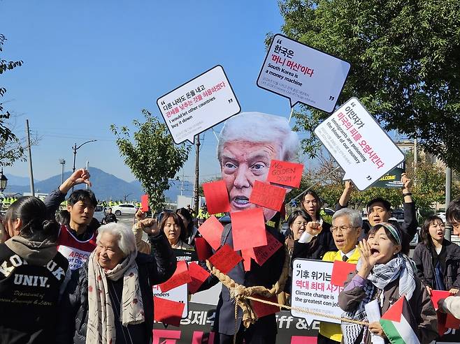 29일 오전 경북 경주시 동천동 구황교 인근에서 2025 APEC 반대 국제민중행동 조직위원회가 반(反) 트럼프 시위를 벌이고 있다. 연합뉴스