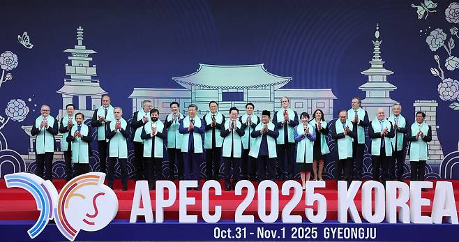 South Korean President Lee Jae Myung (center front) takes a group photo with global leaders during the Asia-Pacific Economic Cooperation summit in Gyeongju, North Gyeongsang Province, Saturday. (Yonhap)