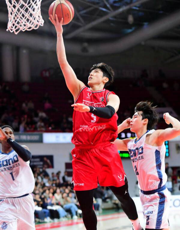 프로농구 안양 정관장의 변준형이 2일 홈에서 열린 고양 소노전에서 레이업을 시도하고 있다. KBL 제공