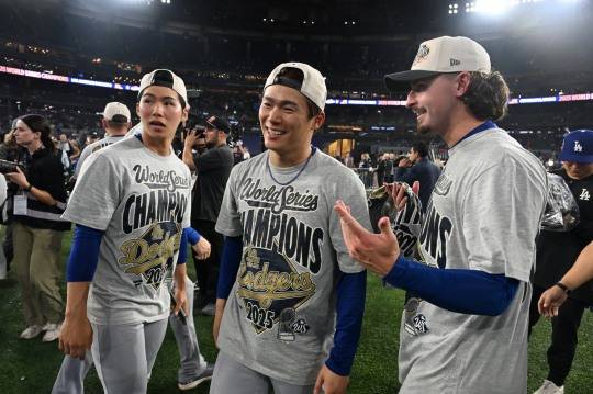 우승을 자축하는 김혜성(왼쪽)과 야마모토.