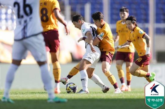광주전에서 공을 다투는 제주 남태희(가운데). 사진[연합뉴스]