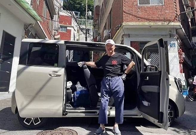 경차를 타고 봉사활동을 펼치고 있는 박용만 전 두산그룹 회장 [사진출처=SNS]