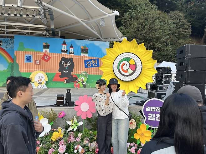 김밥축제 축하공연을 채운 가수 자두 / 사진= 문서연 여행+ 기자