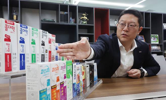 백인환 대원제약 사장이 ‘짜먹는 의약품’을 소개하고 있다. [이승환 기자]