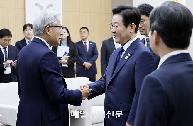 이재명 대통령이 31일 APEC 정상회의장인 경주화백컨벤션센터에서 젠슨황 엔비디아 최고경영자를 접견하고 있다. 2025.10.31 대통령실사진기자단 김호영기자