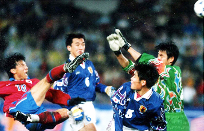 1998년 4월 1일 한국 축구 대표팀 스트라이커 황선홍이 일본을 상대로 결승골을 터뜨리고 있다. 사진=대한축구협회