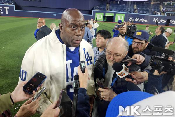 다저스 구단주 매직 존슨이 인터뷰를 갖고 있다. 사진(캐나다 토론토)= 김재호 특파원