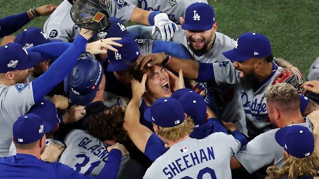2일(한국시간) 캐나다 온타리오주 토론토 로저스센터에서 열린 'MLB 월드시리즈' LA 다저스와 토론토 블루제이스와의 경기, 다저스가 최종 시리즈 4승 3패를 기록하며 작년에 이어 월드시리즈 2연속 우승에 성공했다. /AFPBBNews=뉴스1