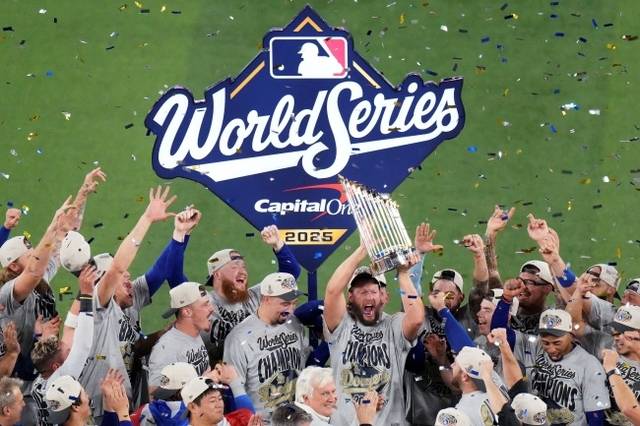 LA 다저스 선수들이 2일(한국시간) 캐나다 온타리오주 토론토의 로저스센터에서 열린 토론토 블루제이스와 2025 MLB 월드시리즈 7차전에서 승리한 뒤 트로피를 들고 환호하고 있다. AP뉴시스