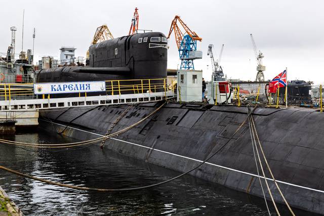 1일 러시아 북서부 세베로드빈스크 항구의 세브마시 조선소에서 안드레이 벨로우소프 국방장관 감독하에 신형 핵추진 잠수함 하바롭스크 진수식이 열리고 있다. 타스통신 연합뉴스
