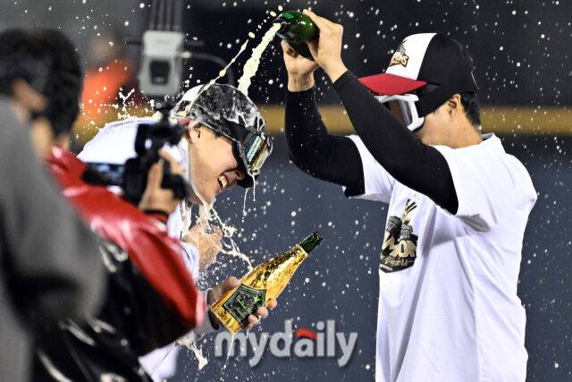 1일 서울 잠실야구장에서 열린 프로야구 LG 트윈스의 2025 한국시리즈 우승 세리머니 팬 감사 행사 '더 리턴 오브 챔피언스'(The Return of Champions)'. /잠실야구장=한혁승 기자