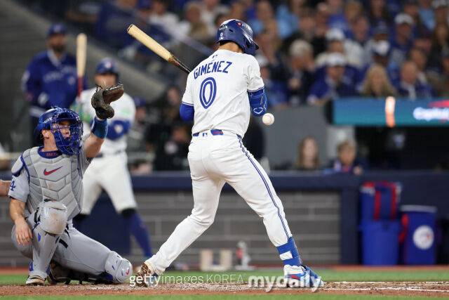 공을 맞은 안드레스 히메네스./게티이미지코리아