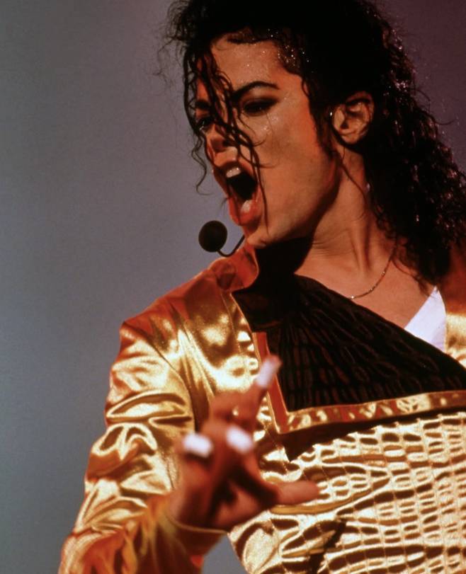 마이클 잭슨의 무대는 화려함과 기술력, 그리고 압도적인 지배감각에서 비롯된다. 관객은 그를 보는 것이 아니라, 그에게 빨려 들어간다. 그 압도는 설명보다 먼저 감각으로 감지된다. 잭슨이 가히 ‘황제’라 불리는 이유다. [공식 인스타그램 캡처]