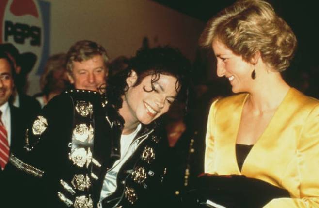 1988년 마이클 잭슨과 영국 다이애나 황태자비(1961-1997)의 모습. 세계적 스타였던 두 사람은 생전 서로를 지지하며 교류한 것으로 알려져 있다. [게티이미지/Photo by Princess Diana Archive]