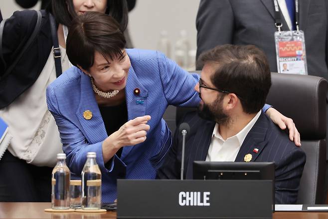 다카이치 사나에 일본 총리가 1일 2025 아시아태평양경제협력체(APEC) 정상회의 제2세션에서 가브리엘 보리치 칠레 대통령에게 다가가 대화하는 모습  [연합]