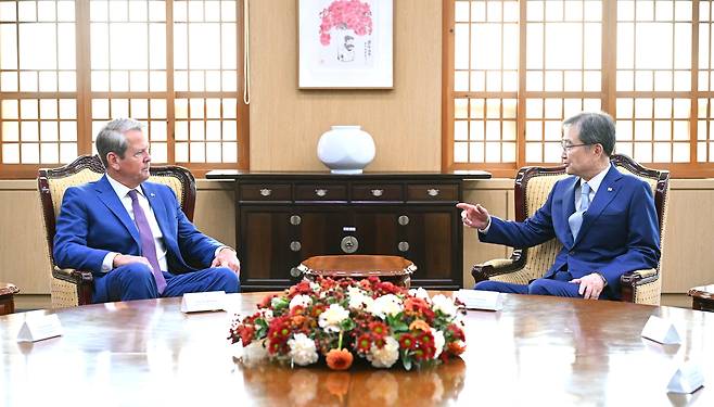 조현 외교부 장관이 24일 서울 종로구 외교부 청사에서 방한 중인 브라이언 캠프 미국 조지아 주지사와 면담하고 있다. [외교부 제공.]