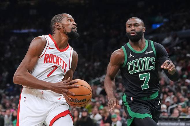 [보스턴=AP/뉴시스] 미국프로농구(NBA) 휴스턴 로키츠의 케빈 듀란트(왼쪽), 보스턴 셀틱스의 제일런 브라운. 2025.11.01.