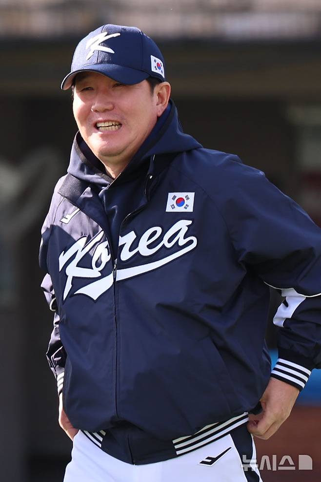 [고양=뉴시스] 권창회 기자 = 류지현 대한민국 야구 국가대표팀 감독이 2일 오후 경기 고양시 고양국가대표야구훈련장에서 첫 훈련을 진행하며 미소짓고 있다. 2025.11.02. kch0523@newsis.com