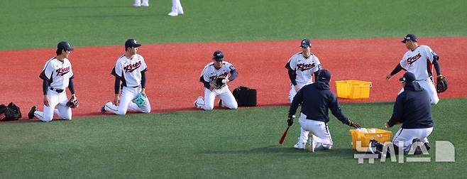 [고양=뉴시스] 권창회 기자 = 대한민국 야구 국가대표팀 선수들이 2일 오후 경기 고양시 고양국가대표야구훈련장에서 첫 훈련을 하고 있다. 2025.11.02. kch0523@newsis.com