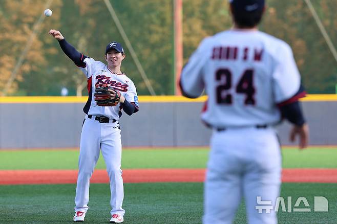 [고양=뉴시스] 권창회 기자 = 대한민국 야구 국가대표팀 박성한이 2일 오후 경기 고양시 고양국가대표야구훈련장에서 첫 훈련을 하고 있다. 2025.11.02. kch0523@newsis.com
