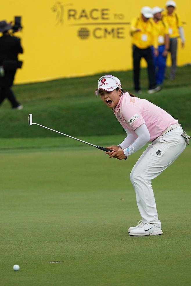 [쿠알라룸푸르=AP/뉴시스] 최혜진이 2일(한국 시간) 말레이시아 쿠알라룸푸르 골프 앤드 컨트리클럽(파72)에서 열린 메이뱅크 챔피언십(총상금 300만 달러) 최종 4라운드에서 18번 홀 버디 퍼트를 놓친 후 아쉬워하고 있다. 2025.11.02.