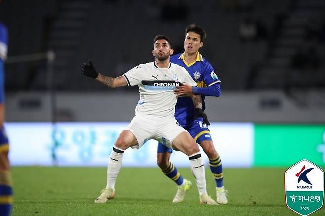[서울=뉴시스] 프로축구 K리그2 천안시티 브루노와 충남아산 이호인. (사진=한국프로축구연맹 제공) *재판매 및 DB 금지