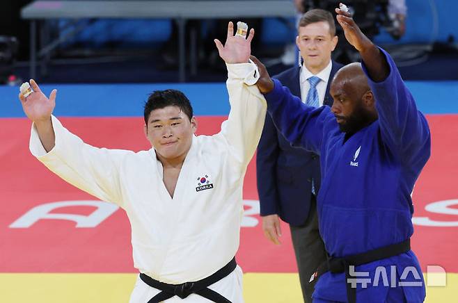 [파리=뉴시스] 김진아 기자 = 2일(현지시각) 프랑스 파리 아레나 샹드마르스에서 열린 2024 파리 올림픽 유도 남자 100kg 이상급 결승에서 승리한 프랑스 테디 리네르가 김민종의 손을 들어주고 있다. 2024.08.03. bluesoda@newsis.com