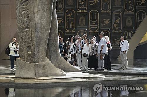 이집트 대박물관에서 람세스 2세 동상을 바라보고 있는 관광객들 [AP=연합뉴스 자료사진. 재판매 및 DB금지]