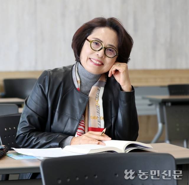 서울 용산도서관에서 시 창작을 공부한 양점순 작가. 지금도 시집 출간을 목표로 매주 수업에 나간다. 사진=백승철 프리랜서 기자