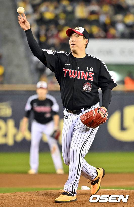 [OSEN=잠실, 민경훈 기자] 1일 오후 서울 잠실야구장에서  LG 트윈스의 한국시리즈 통합우승 IN 잠실' 행사가 열렸다.팬들을 위한 트로피 퍼포먼스, 선수단 그라운드 행진, 비하인드 스몰토크, 선수단 샴페인 샤워 등 다양한 프로그램이 펼쳐진다.LG 김현수가 통합 우승 기념 이벤트 경기를 하고 있다. 2025.11.01 /rumi@osen.co.kr