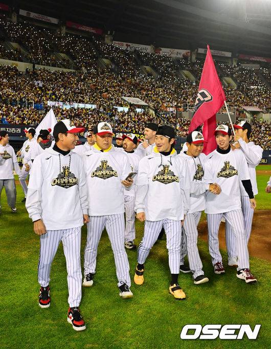 [OSEN=잠실, 민경훈 기자] 2025 시즌 통합 우승을 거머쥔 LG 트윈스가 1일 오후 서울 잠실야구장에서 ‘한국시리즈 통합우승 IN 잠실' 행사를 가졌다.이날 행사에는 팬들을 위한 트로피 퍼포먼스, 선수단 그라운드 행진, 비하인드 스몰토크, 선수단 샴페인 샤워, 이벤트 매치 등 다양한 프로그램이 펼쳐졌다.그라운드 행진을 하며 LG 염경엽 감독이 신민재와 즐겁게 얘기를 나누고 있다. 2025.11.01 / rumi@osen.co.kr