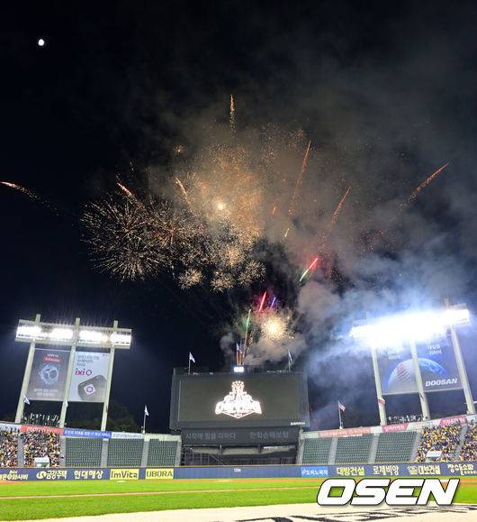 [OSEN=잠실, 민경훈 기자] 2025 시즌 통합 우승을 거머쥔 LG 트윈스가 1일 오후 서울 잠실야구장에서 ‘한국시리즈 통합우승 IN 잠실' 행사를 가졌다.이날 행사에는 팬들을 위한 트로피 퍼포먼스, 선수단 그라운드 행진, 비하인드 스몰토크, 선수단 샴페인 샤워, 이벤트 매치 등 다양한 프로그램이 펼쳐졌다.잠실구장에서 통합 우승 기념 불꽃놀이가 진행되고 있다. 2025.11.01 / rumi@osen.co.kr