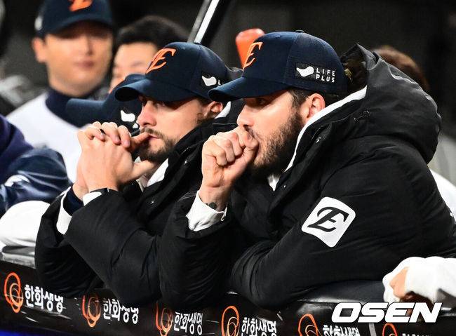 [OSEN=대전, 지형준 기자] 31일 대전 한화생명볼파크에서 2025 신한 SOL Bank KBO리그 포스트시즌 한국시리즈 5차전 한화 이글스와 LG 트윈스의 경기가 열렸다.이날 경기에 한화는 문동주를, LG는 톨허스트를 선발투수로 내세웠다. 7회말 한화 와이스, 폰세가 경기를 지켜보고 있다. 2025.10.31 /jpnews@osen.co.kr