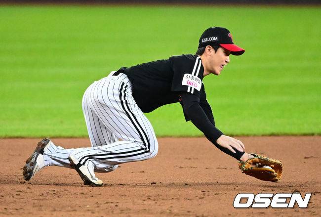 [OSEN=대전, 지형준 기자] 30일 대전 한화생명볼파크에서 2025 신한 SOL Bank KBO리그 포스트시즌 한국시리즈 4차전 한화 이글스와 LG 트윈스의 경기가 열렸다.이날 경기에 한화는 와이스를, LG는 치리노스를 선발투수로 내세웠다. 2회말 1사에서 LG 구본혁이 한화 이진영의 3루 라인드라이브 타구를 처리하고 있다. 2025.10.30 / jpnews@osen.co.kr