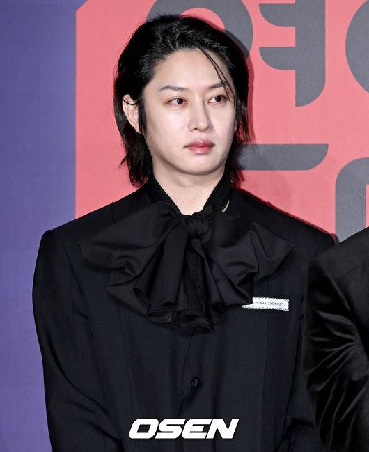 [OSEN=조은정 기자]2023 SBS&nbsp;연예대상 포토월 행사가 30일 서울 마포구 상암 SBS 프리즘타워에서 열렸다.슈퍼주니어 김희철이 레드카펫을 밟으며 포즈를 취하고 있다. 2023.12.30/cej@osen.co.kr