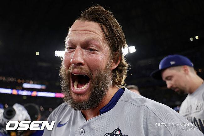 [사진] LA 다저스 클레이튼 커쇼가 월드시리즈 우승 후 기뻐하고 있다. ⓒGettyimages(무단전재 및 재배포 금지)