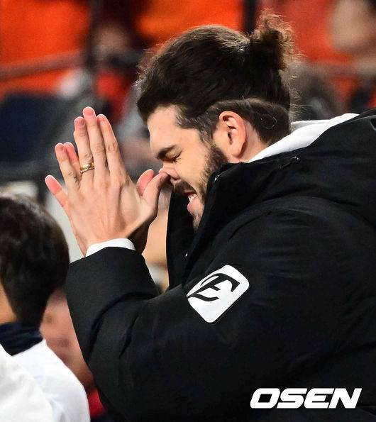 [OSEN=대전, 지형준 기자]&nbsp;8회말 2사 만루에서 한화 심우준의 역전 2타점 적시 2루타에 더그아웃의 폰세가 기뻐하고 있다. 2025.10.29 /jpnews@osen.co.kr